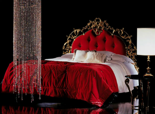 Оригинальная кровать бордового цвета