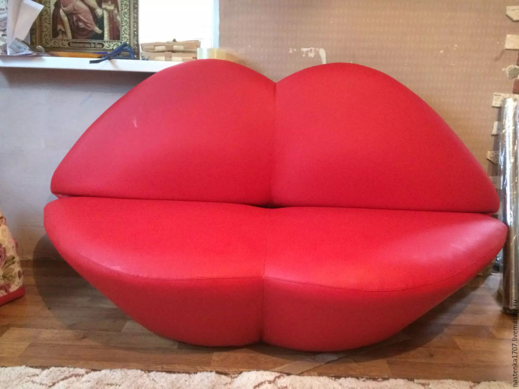 Оригинальный красный диван