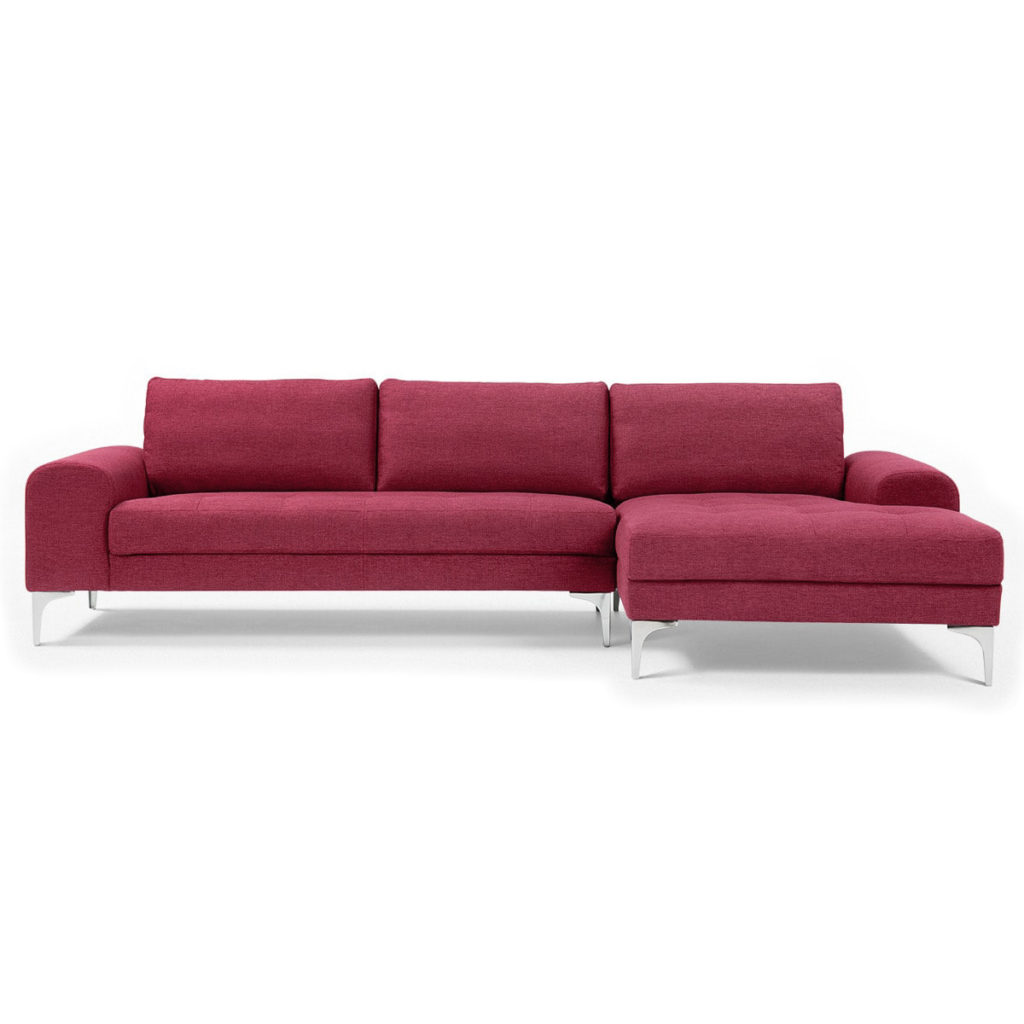 Посторный красный диван приятного оттенка