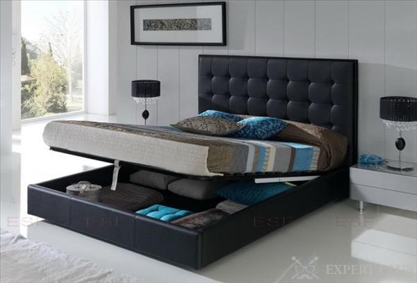 Практичная кровать черного цвета