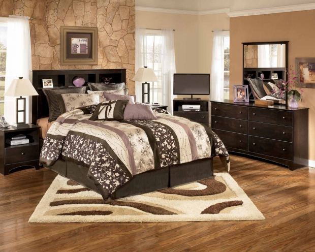 Практичная кровать для спальни коричневого цвета