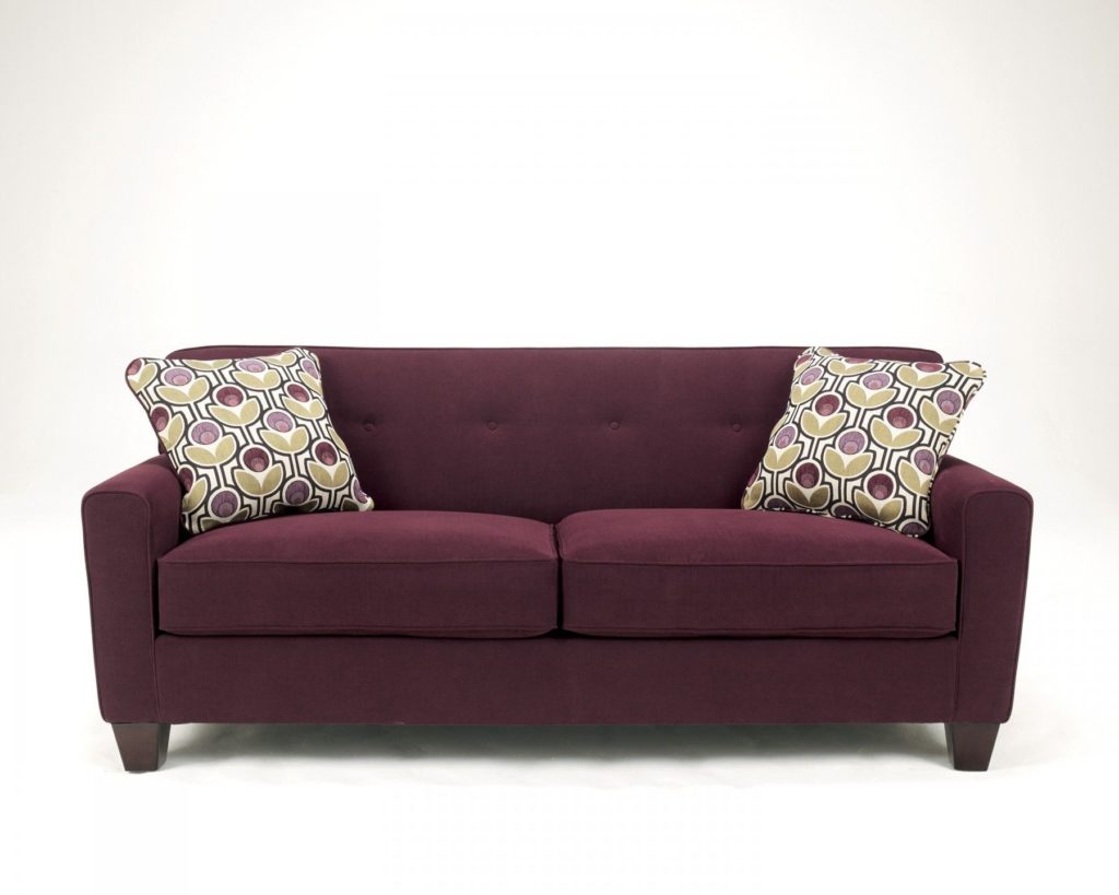 Практичный бордовый диван с подушками