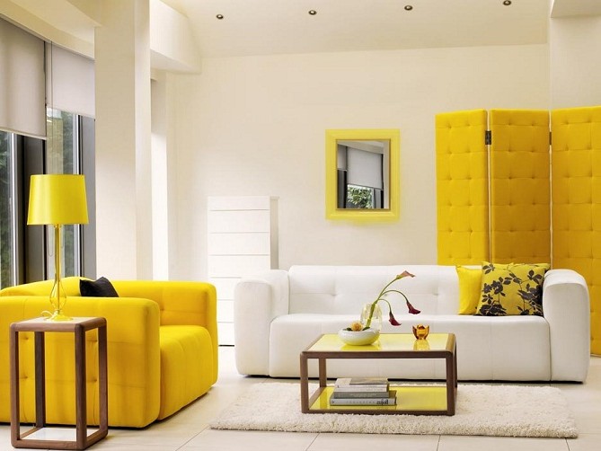 Применение дивана в желтом цвете
