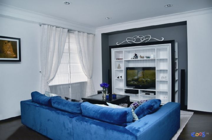 Применение синего дивана в интерьере