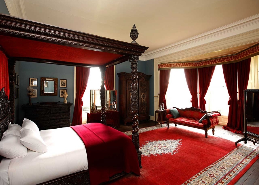 Пример обустройства спальни с красной кроватью