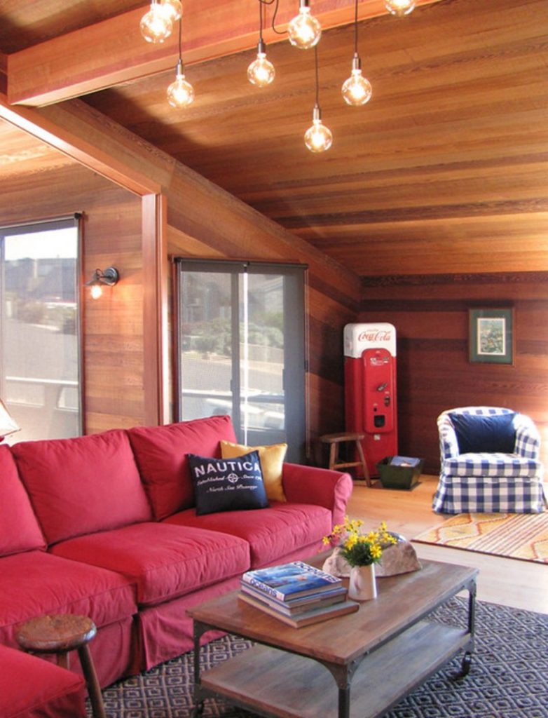 Пример оформления интерьера с красным диваном