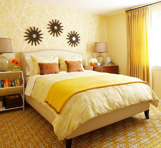 Привлекательно смотрится желтая бледная кровать
