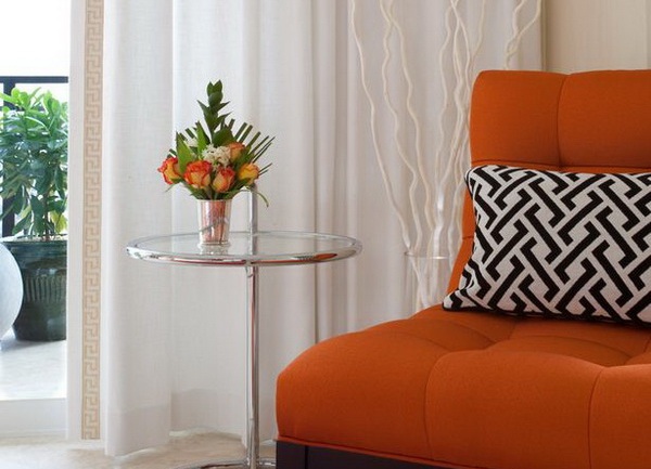 Приятная обивка дивана оранжевого цвета