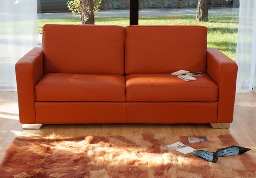 Приятный оттенок оранжевого дивана