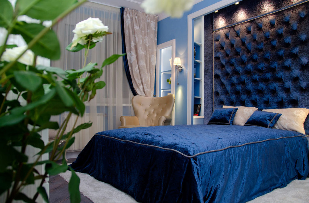 Приятный синий цвет современной кровати