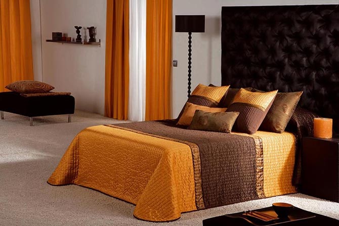 Приятный светлый оттенок кровати оранжевого цвета