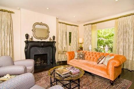 Приятный тон дивана оранжевого цвета