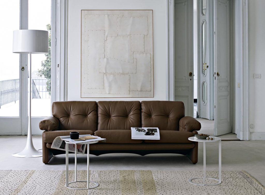 Размещение дивана коричневого цвета в гостиной