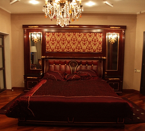 Шикарная спальня с бордовой практичной кроватью