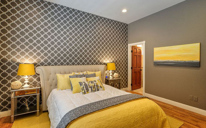 Серо-желтая современная кровать для дома