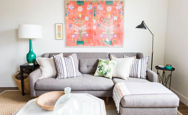 Серый современный диван для дома