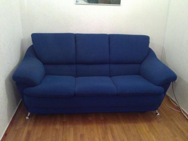 Синий диван хорошо вписывается в интерьер дома