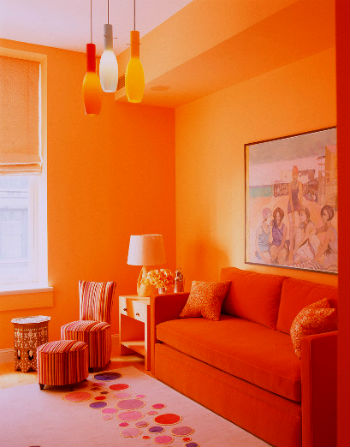 Сочный оранжевый тон современного дивана
