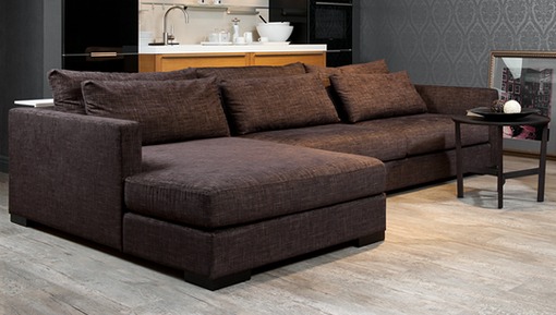 Современный диван коричневого тона для классического интерьера