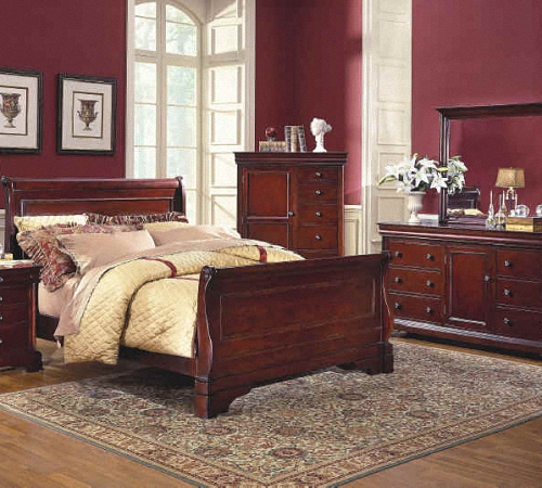 Спальня с красивой кроватью бордового цвета