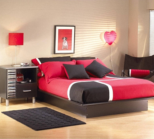 Спальня с кроватью бордового цвета