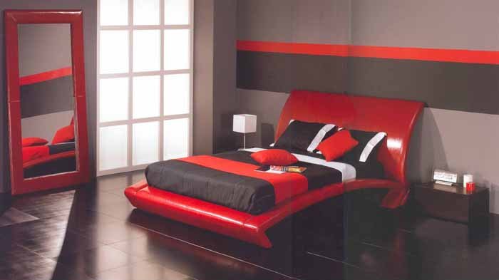 Спальня с кроватью красивого бордового цвета