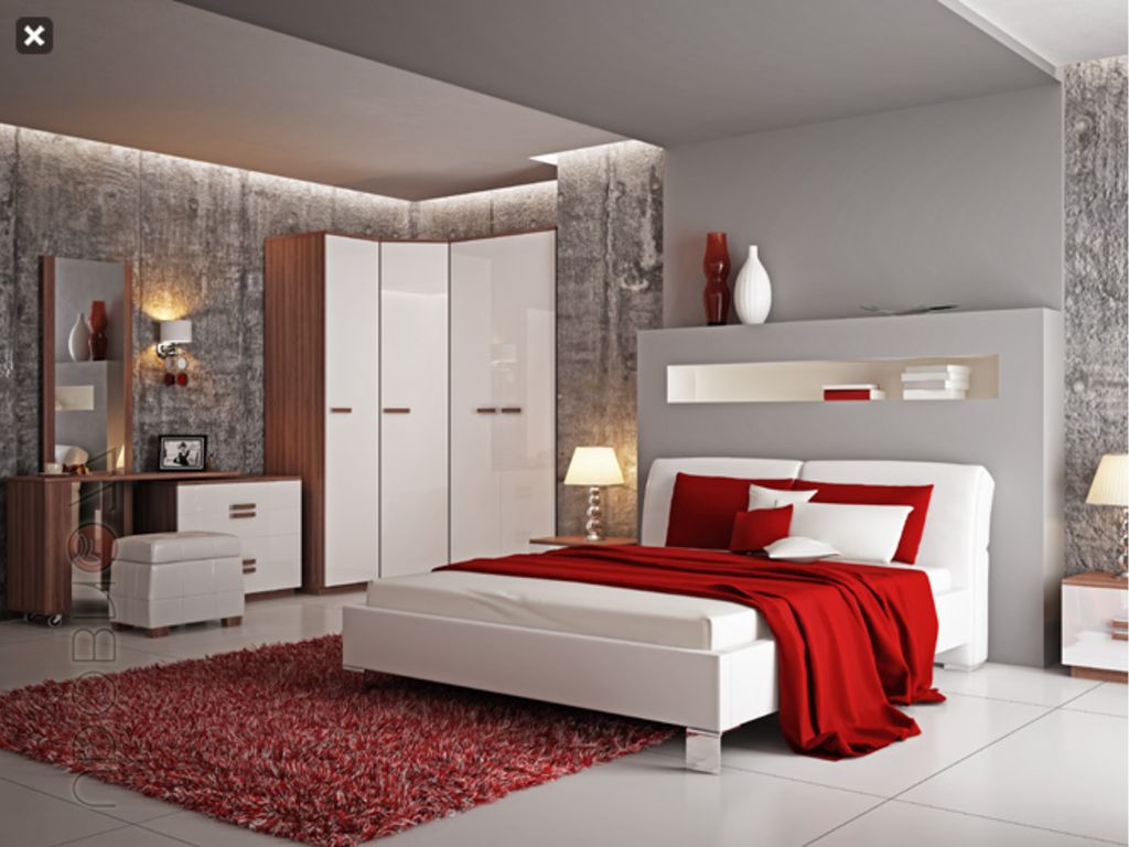 Спальня с кроватью красного цвета