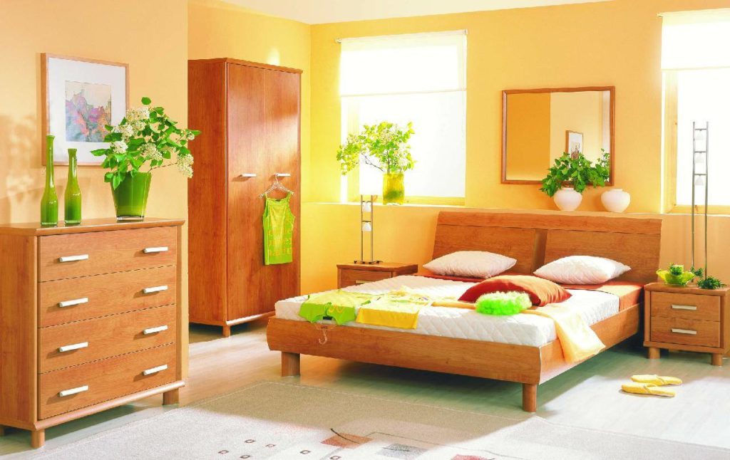 Спальня с кроватью светлого оранжевого цвета