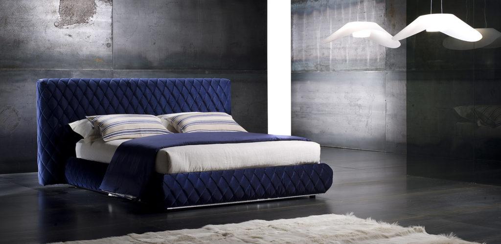 Стеганая кровать синего цвета