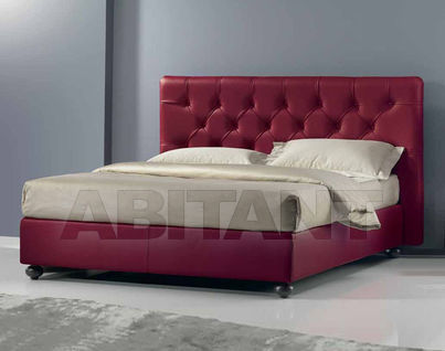 Стеганная кровать с привлекательным дизайном бордового цвета