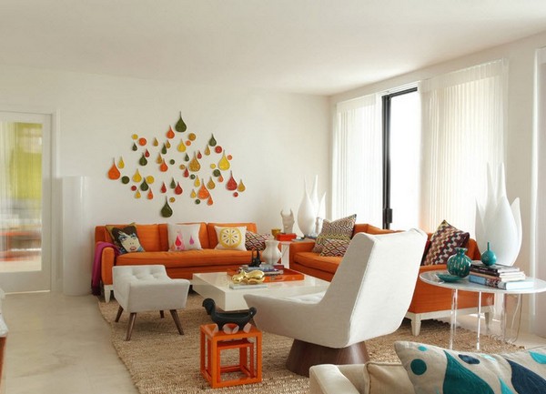 Светлый интерьер с оранжевым диваном