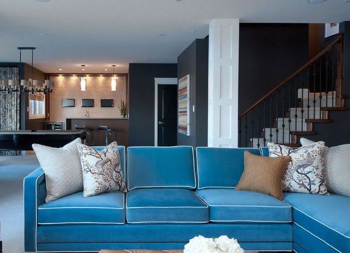 Светлый тон современного синего дивана