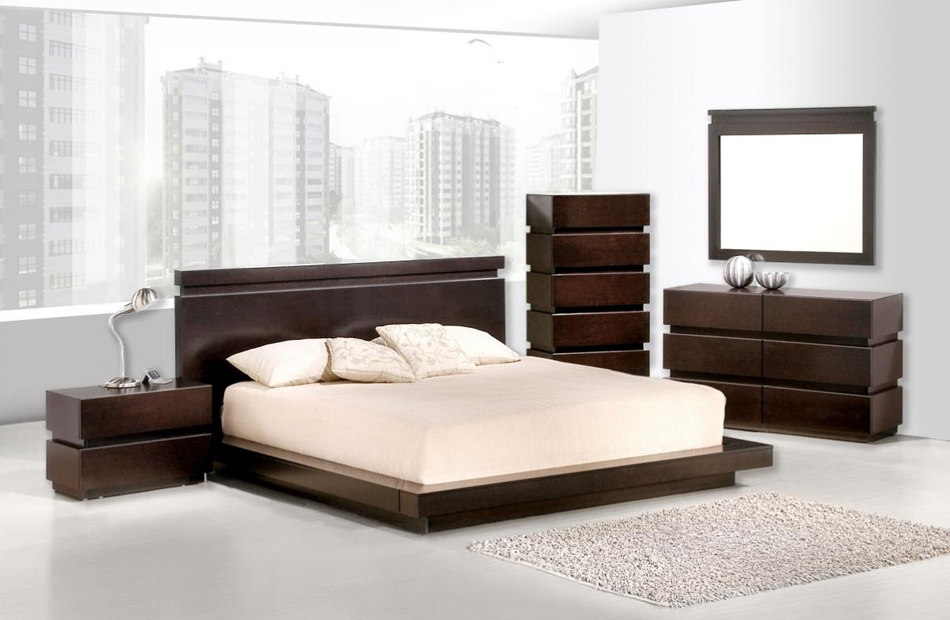 Темно-коричневая кровать