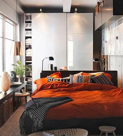 Темно-оранжевая кровать для дома