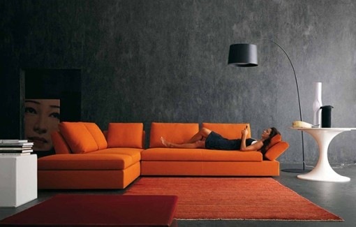 Темный оранжевый диван