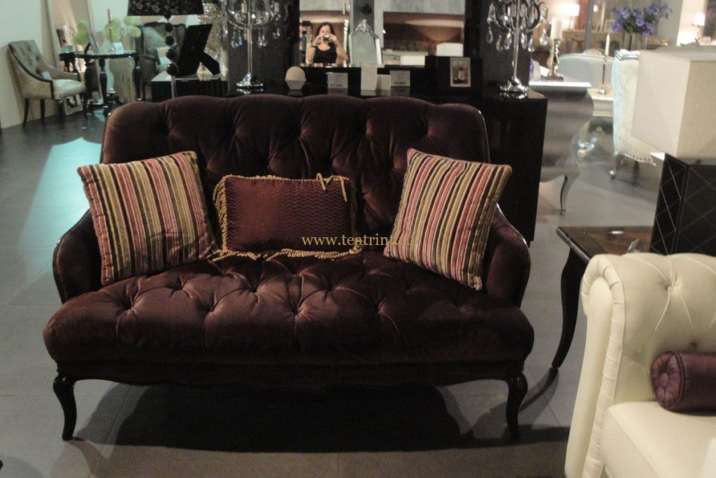 Темный оттенок бордового дивана