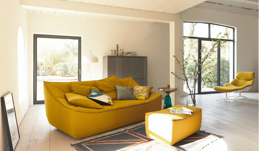 Темный оттенок дивана желтого цвета