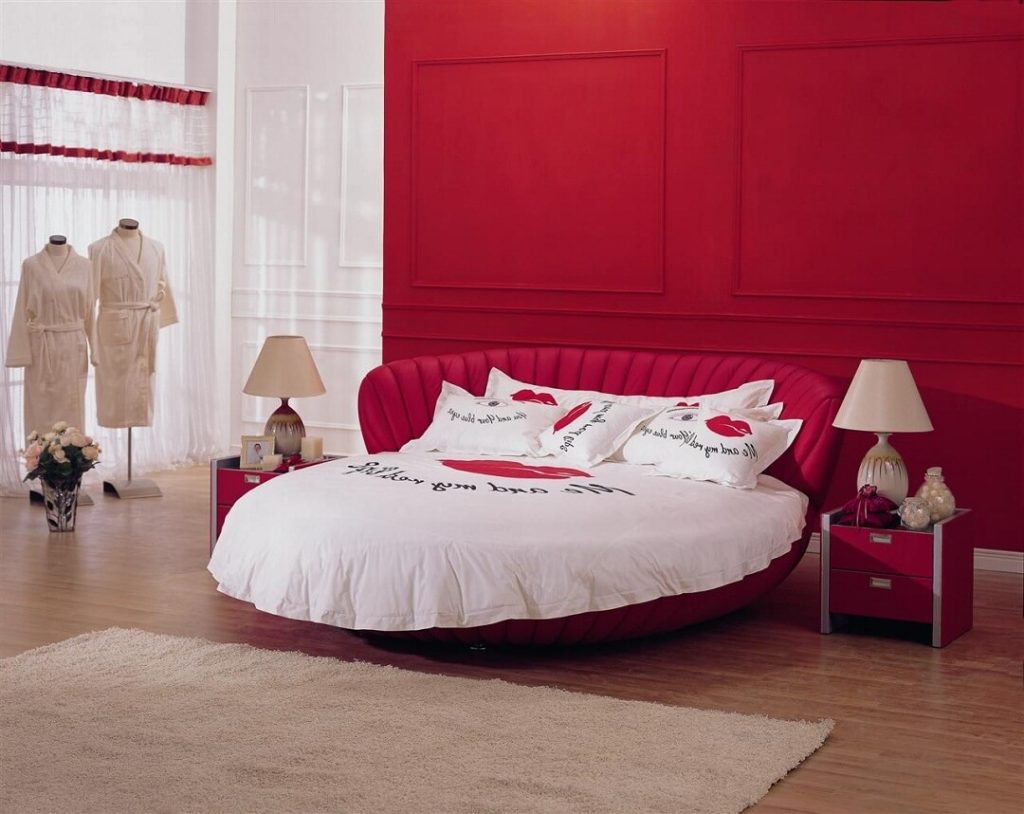 Темный оттенок красной кровати