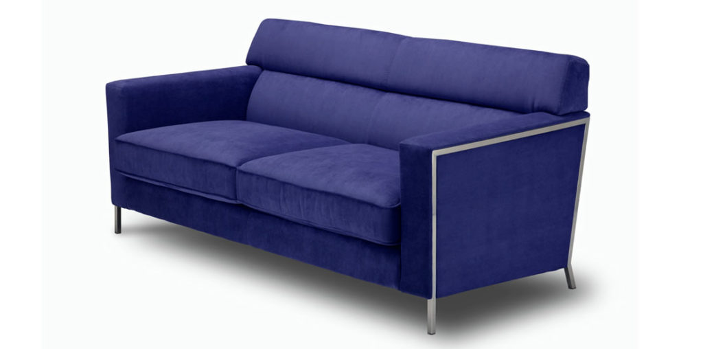 Темный синий диван в гостиной