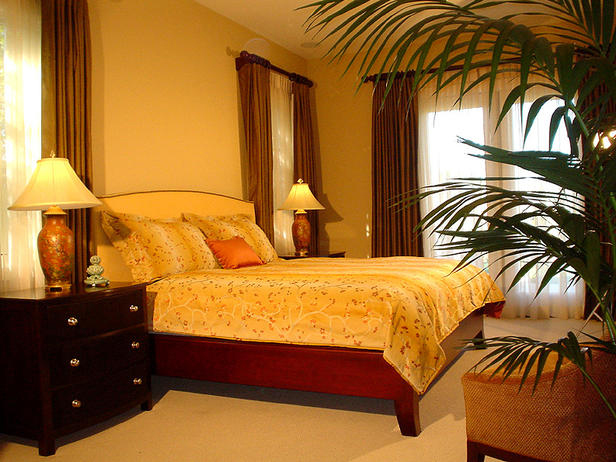Традиционный дизайн желтой кровати