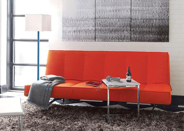 Удобный диван оранжевого насыщенного цвета