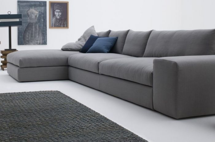Удобный и долговечный диван серого цвета