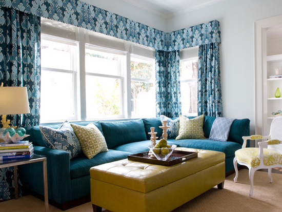Угловой диван приятного синего цвета