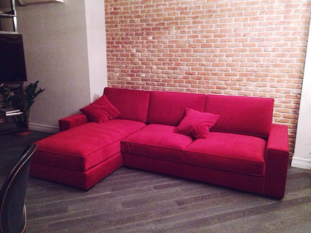 Угловой красный диван для квартиры