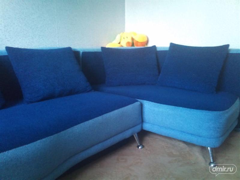Угловой удобный диван синего цвета