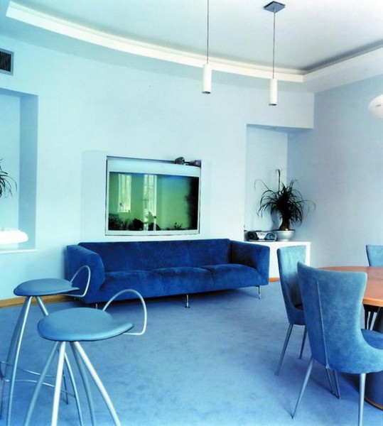 Вариант интерьера с синим диваном