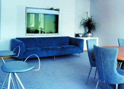 Велюровый низкий диван в синем цвете