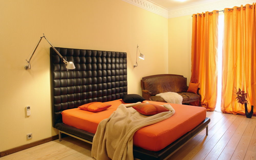 Выбираем оранжевую кровать