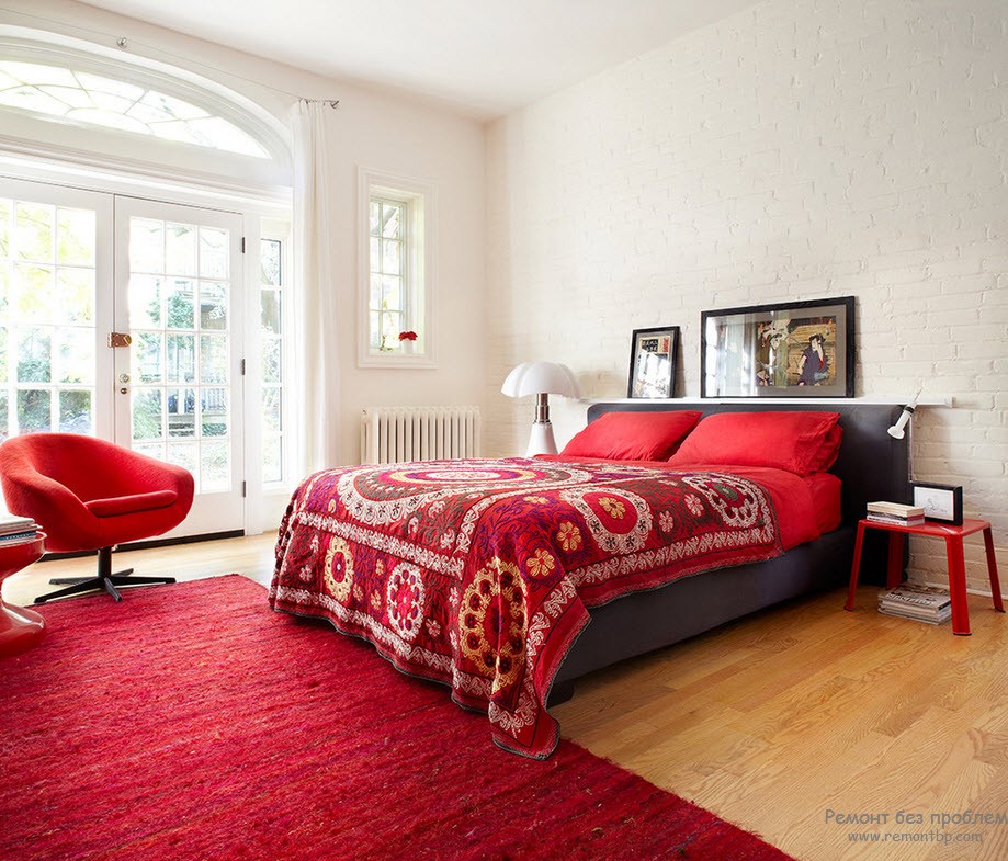 Яркая и стильная кровать бордового цвета