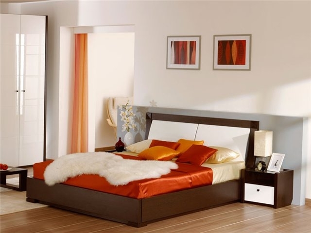 Яркая оранжевая кровать для спальни